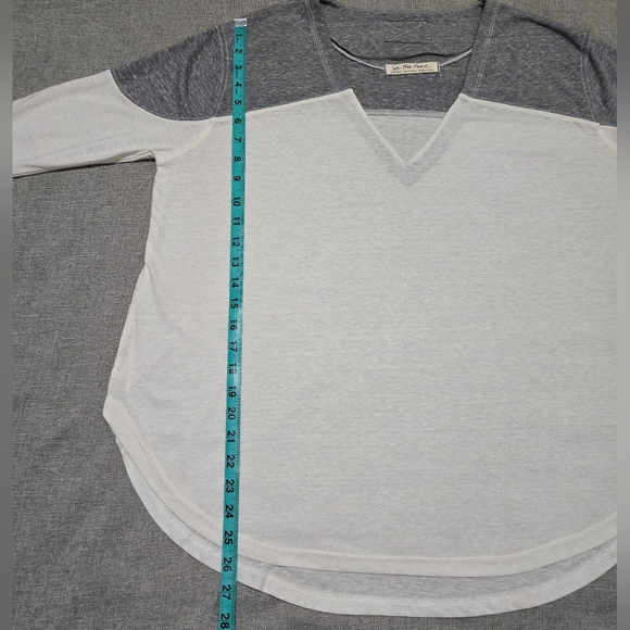 WE THE FREE Oversized Raglan Sleeve Tee V-Neck Gray White Size Extra Small - Picture 9 of 10
